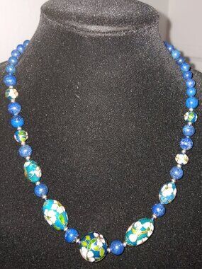 This gorgeous 333k yellow gold and lapis cloisonne necklace is in fantastic cond